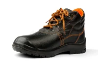 botas-de-trabajo-en-un-fondo-blanco-calzado-para-la-protecci&oacute;n-del-pie-cargadores-programa-inicial-s-los-hombres-123352395